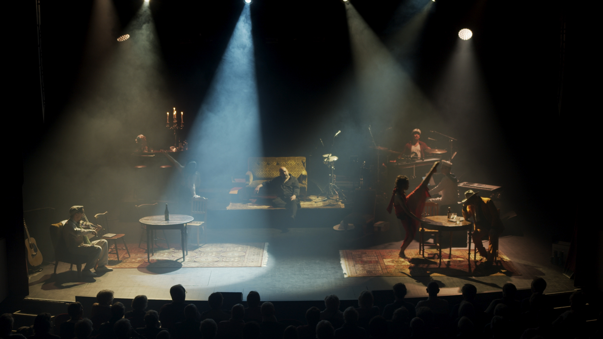 Vidt sceneoppsett med hele ensemblet i scenelys